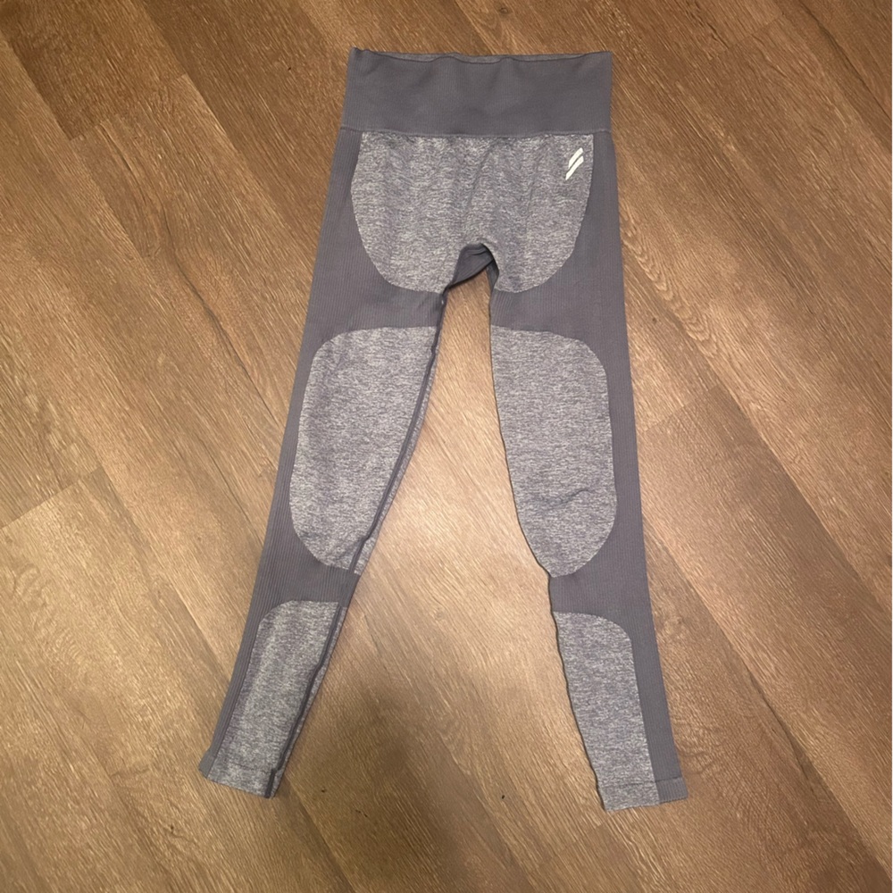DOYOUEVEN Gray Panel Leggings